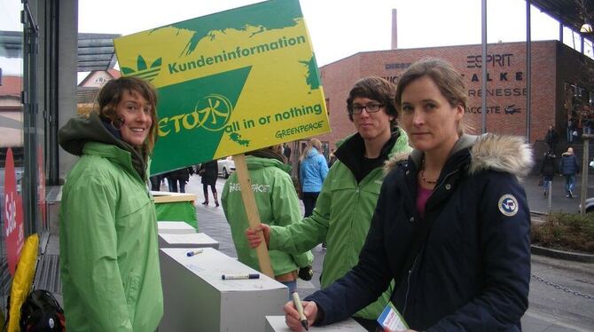 Greenpeace demonstriert in der Outlet-City. FOTO: TBÖ