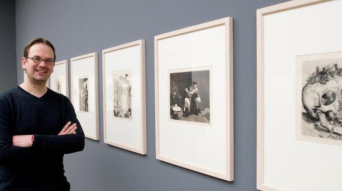 Sven Beckstette, Dix-Experte und Kurator der Ausstellung »100 Jahre Erster Weltkrieg« im Kunstmuseum Stuttgart steht vor Bildern