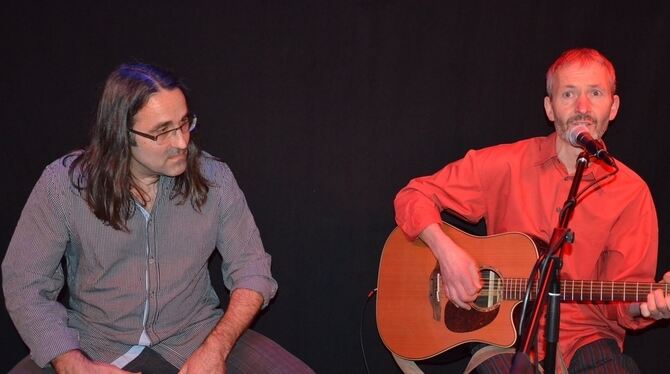 Die beiden Kreativ-Musiker Jens Richter (Cajon) und Stefan Eiberger (Gitarre/Gesang) im Wannweiler Musenstall. FOTO: SANDER