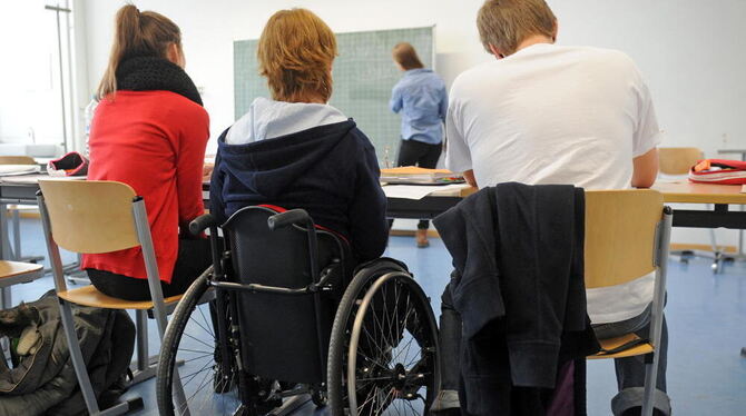 Die 19 Jahre alte körperbehinderte Kim Väth arbeitet am in ihrer Abiturklasse am Humboldt-Gymnasium in Karlsruhe mit ihren Mitsc