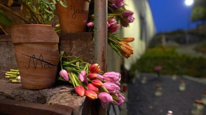 Kerzen, Blumen und Gedenksteine erinnern am Ort des Loveparade-Unglücks an die Toten. Foto: Bernd Thissen