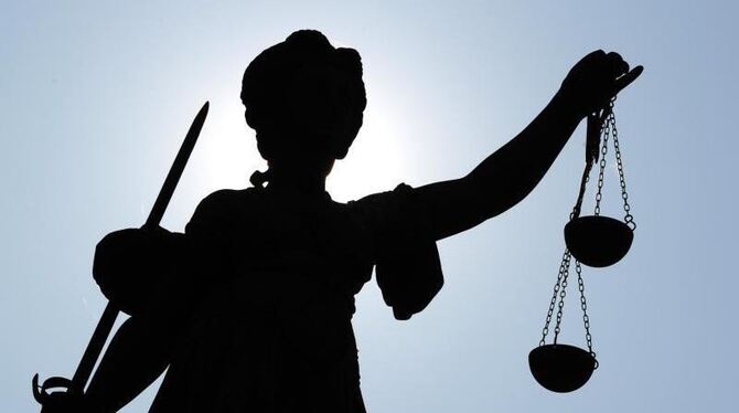 »Justitia«, Göttin der Justiz und der Gerechtigkeit, vor einem Gerichtsgebäude. Foto: Daniel Reinhardt