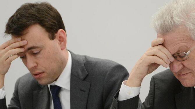 Der baden-württembergische Ministerpräsident Winfried Kretschmann (Bündnis 90/Die Grünen, rechts) und Finanzminister Nils Schmid
