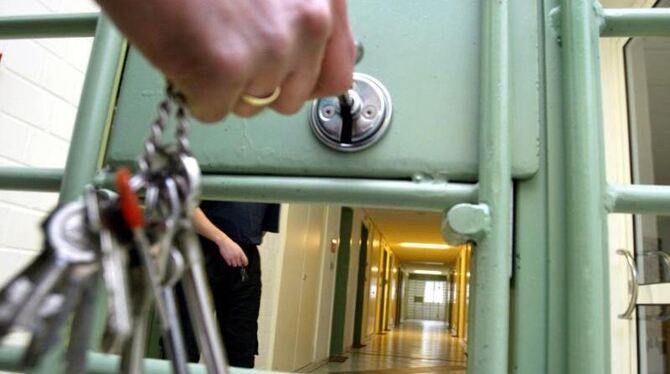 Wer hinter diesen Türen sitzt, hat wenig Freiheiten. Zellentrakt in einem der Backsteinhäuser des Rottenburger Gefängnisses. FOTO: GISEL