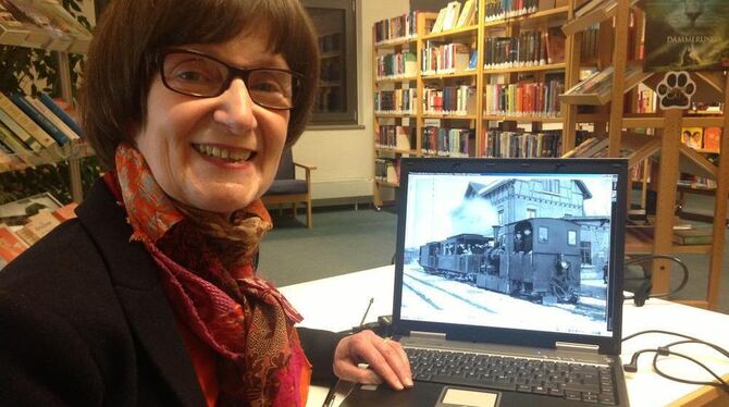 Kreisarchivarin Irmtraud Betz-Wischnath brachte den Zuhörern in der Eninger Bibliothek die Geschichte des regionalen Eisenbahnwe