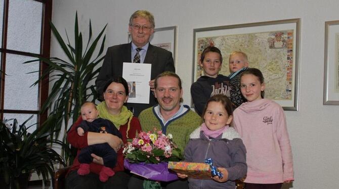 Nur ein Teil der Großfamilie: Nicole und Karl Baumann mit Ida (2 Monate), Lilly (9) Eneja (4), Maximilian (12) und Frieder (2 Nur ein Teil der Großfamilie: Nicole und Karl Baumann mit Ida (2 Monate), Lilly (9) Eneja (4), Maximilian (12) und Frieder (2