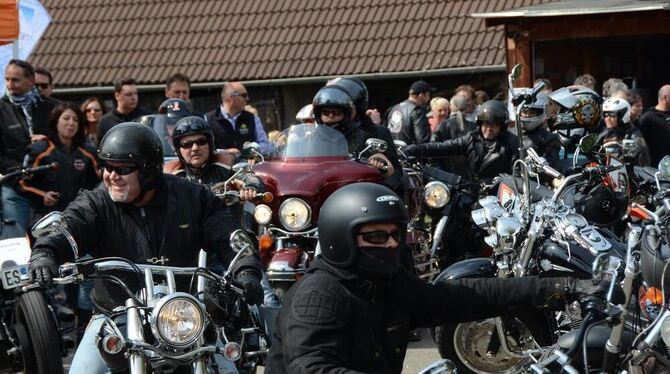 Zur Sportschau wieder daheim: Mehr als hundert Motorradfahrer eröffneten am Samstag bei prächtigem Wetter die Saison in Ofterdin