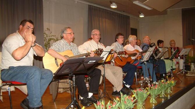 Fahrtenlieder beim Schwäbischen Albverein: Elf Musikanten aus verschiedenen Ortsgruppen begleiteten die 200 Besucher.  FOTO: MAG