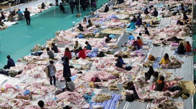 Sie können nur warten: Angehörige der vermissten Fährpassagiere übernachten in einer Turnhalle. Foto: Yonhap