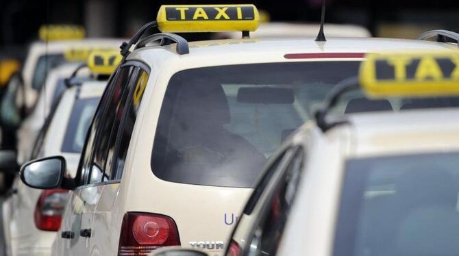 Ein Berliner Taxiunternehmer hat gegen die Handy-App des Chauffeur-Services »Uber« geklagt. Foto: Britta Pedersen/Symbolbild