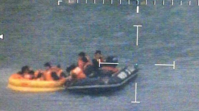 Das Foto der Küstenwache zeigt Passagiere der »Sewol« in Rettungsbooten. Foto: Südkoreanische Küstenwache