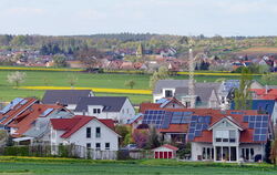 Altes und Neues, Tradition und Moderne: Blick auf Dörnach, im Hintergrund liegt Walddorf. GEA-FOTO: PACHER