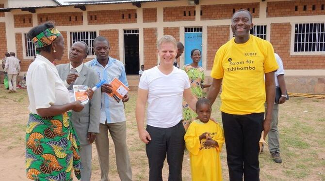 Achille Mutombo, Uli Ruoff (von rechts) und die Leiterin der Schule in Tshibombo, vor der alle miteinander stehen. FOTO: PR