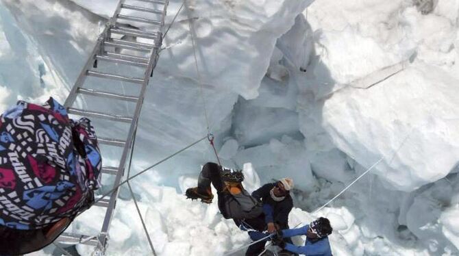 Unter schwierigsten Bedingungen wird ein Verletzter am Mount Everest geborgen. Foto: Buddhabir Rai/RSS