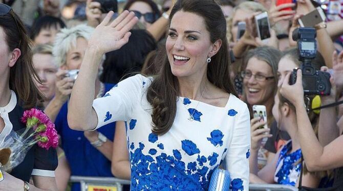 Herzogin Kate strahlt in weiß und blau. Foto: Dave Hunt