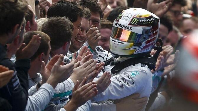 Nach seinem Sieg wird Mercedes-Pilot Hamilton mit Applaus empfangen. Foto: Diego Azubel