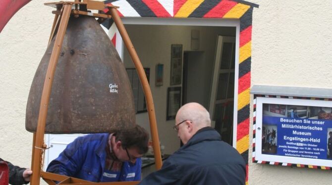 Die »Engstinger Bombenglocke« zieht in das Militärhistorische Museum auf der Haid ein. Schmied Josef Leippert hat die Behelfsglo