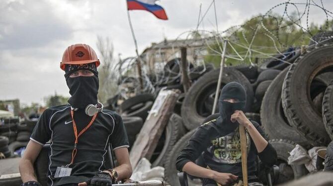 Pro-russische Aktivisten vor einer Barrikade im Osten der Ukraine. Foto: Roman Pilipey