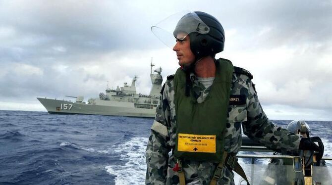 Ein Mitglied der australischen Marine während der Suche nach Flug MH370. Foto: Australian Defence Department