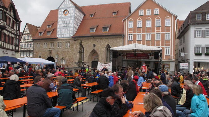 Gute Laune trotz trüben Wetters heute bei der Maikundgebung auf dem Reutlinger Marktplatz.