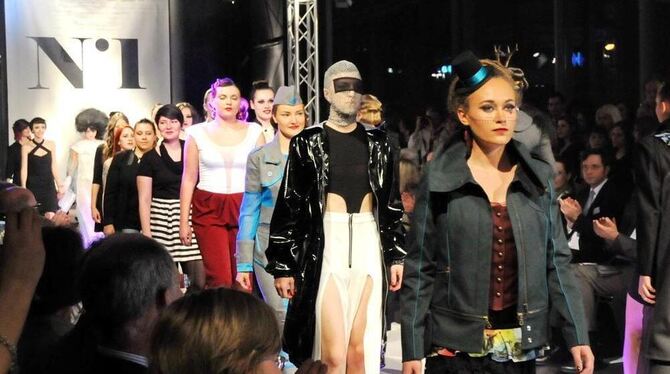 Die eigene Kollektion – ob visionär oder realitätsnah – auf dem Laufsteg: Darauf haben die 21 Absolventen der Modeschule Metzing