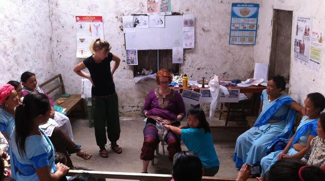 Anschauliche Wissensvermittlung: Nepalesische Frauen verfolgen gespannt die Erklärungen der Hebammen Svenja Mayer und Christine