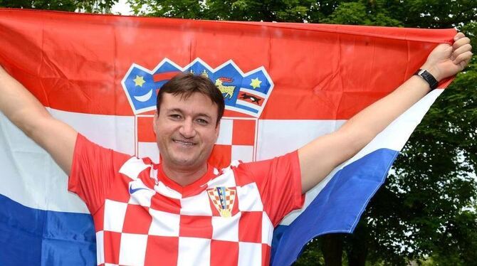 Ab nach Brasilien – natürlich von Kopf bis Fuß im WM-Outfit: Kroatien-Fan Josip Vukoja reist nur fürs Eröffnungsspiel nach São P