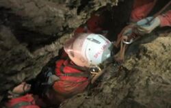 Der mit einem Spezialhelm geschützte Höhlenforscher Johann Westhauser wird durch die Riesending-Schachthöhle transportiert. F