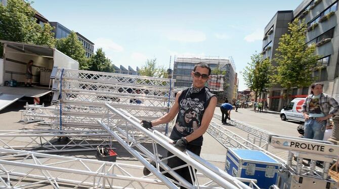 Riesenaufwand für die Megafete: Gestern Nachmittag begann der Aufbau der Stadtfest-Bühne auf dem Marktplatz.  FOTO: TRINKHAUS