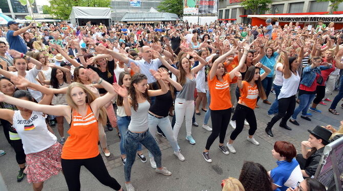 Überraschungseffekt zur Stadtfesteröffnung: Tänzer von »dance and music« bringen Bewegung auf den Marktplatz. FOTO: NIETHAMMER