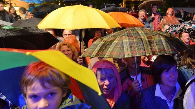 Wozu gibt’s denn Regenschirme? Reutlinger Stadtfestbesucher lassen sich vom Niederschlag nicht aus der Ruhe bringen.
