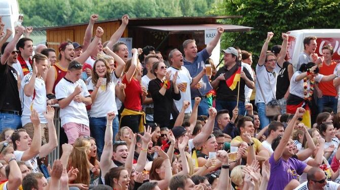 Jubelnde Fans beim Public Viewing im Freibad in Metzingen. ARCHIVFOTO: PFI