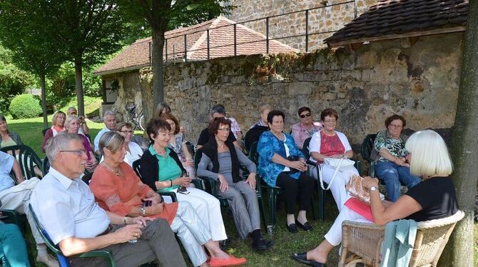 Im Schatten hinter Klostermauern: Felicitas Vogel las aus Martin Kazmaiers »Tübinger Spaziergänge«. GEA-FOTO: SCHÖBEL Im Schatten hinter Klostermauern: Felicitas Vogel las aus Martin Kazmaiers »Tübinger Spaziergänge«. GEA-FOTO: SCHÖBEL