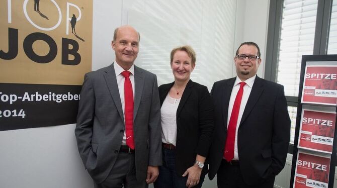 Datatec-Geschäftsführer Hans Steiner (von links) mit Geschäftsleiterin und EDV-Chefin Ursula Steiner und Akademiechef und Elektr