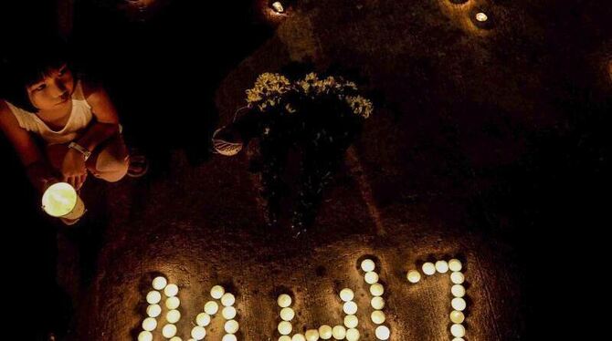 Mahnwache: Malaysier entzünden Kerzen für die Passagiere und die Crew. Foto: Str