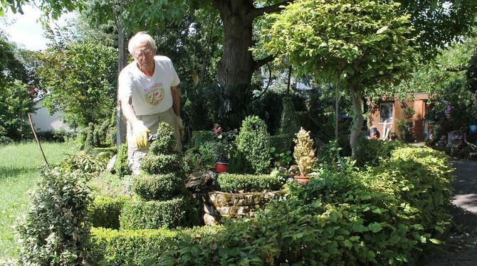 Helmut Kern in seinem Garten-Paradies in Wannweil. Um seinen Formschnitt- und Naturgarten in Schuss zu halten, ist die Heckensch
