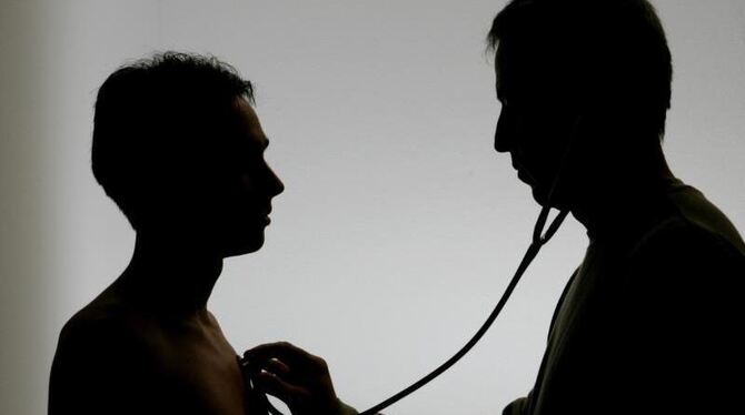 Ein Arzt untersucht einen Patienten mit einem Stethoskop. Foto: Soeren Stache/Symbol