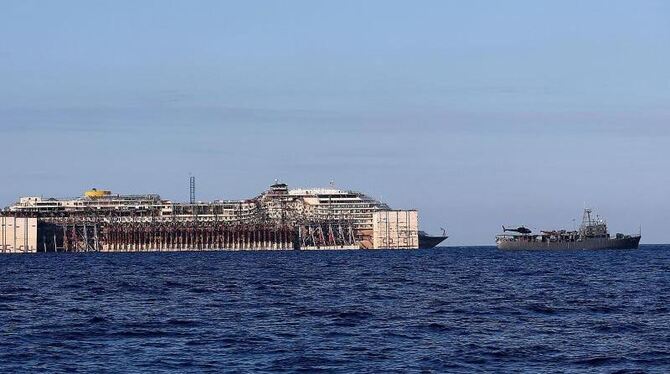 Die »Costa Concordia« wird nach Genua gezogen, wo das Schiff abgewrackt werden soll. Foto: Alessandro Di Meo