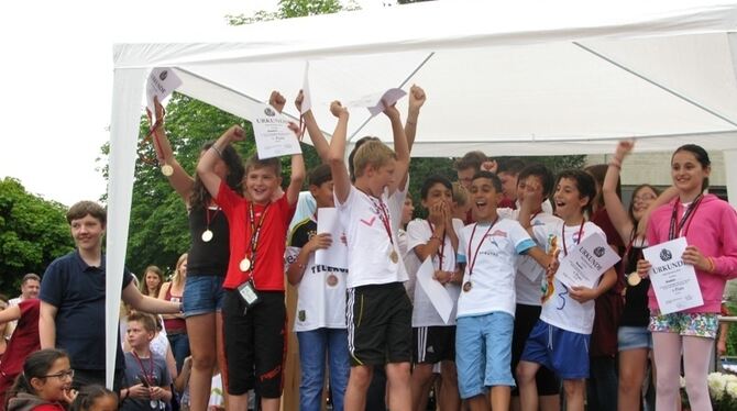 Freude über die Golmedaille - bei den Kepi-Olympics am Samstag siegte in der Gesamtwertung das Team Kroatien.
