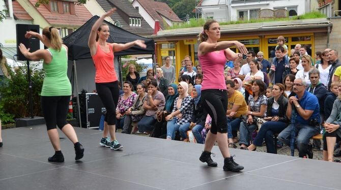 Zum Ende des offiziellen Programms kamen die TSV-Tänzerinnen auf die Bühne. GEA-FOTO: BARAL