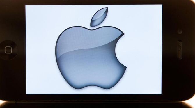 Das Logo von Apple ist auf einem i-Phone zu sehen. Foto: Sebastian Kahnert/Symbol