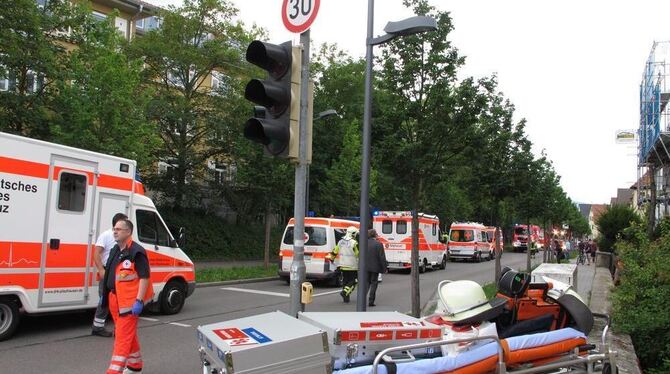 Gespenstische Szene in der Ringelbachstraße: Feuerwehrfahrzeuge und Krankenwagen so weit das Auge reicht.