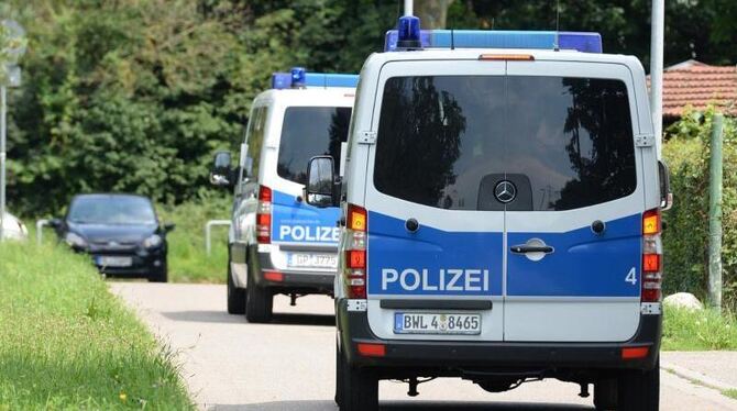 Polizeifahrzeuge verlassen den Fundort des getöten achtjährigen Armani in Freiburg. Bei der Suche nach seinem Mörder hat die