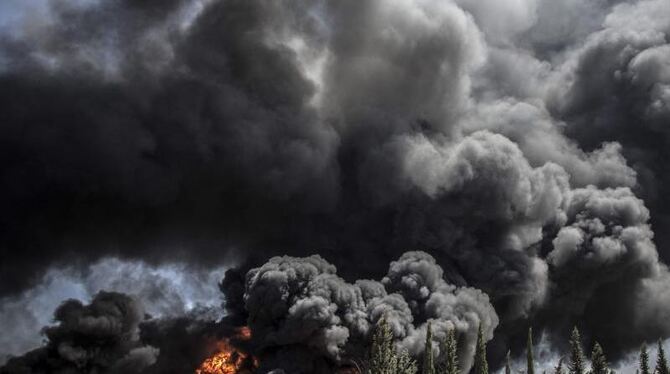Gaza versinkt im Chaos: Das einzige Kraftwerk steht nach einem israelischen Angriff in Flammen. Foto: Oliver Weiken