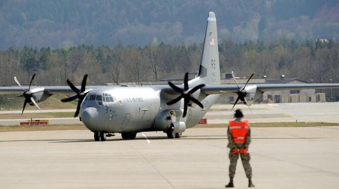 Ein Flugplatzmitarbeiter weist in Ramstein ein neues Flugzeug des Typs Lockheed Martin C-130J Super Hercules ein. Foto: Haral