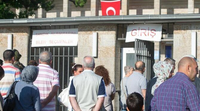 Türkische Wahlberechtigte warten vor dem Olympiastadion in Berlin auf den Einlass. Foto: Maurizio Gambarini/dpa