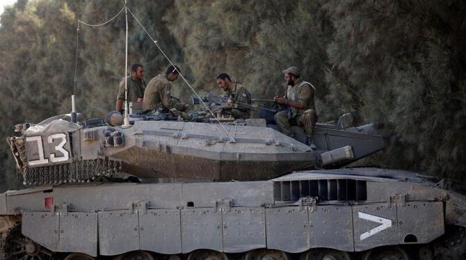 Israelische Soldaten sitzen unweit der Granze zum Gazastreifen auf ihrem Panzer. In dem KOnflikt läuft eine 72-stündige Waffe