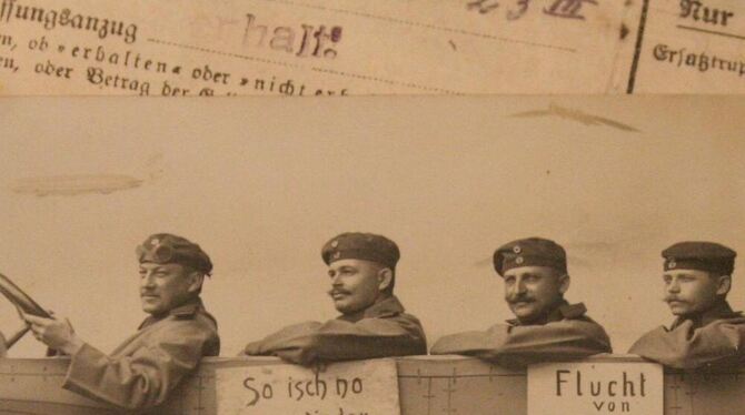Solche Postkarten waren durchaus üblich, um den Abschluss der Militärausbildung zu feiern. Karl Röcker (rechts) wurde in Münsing