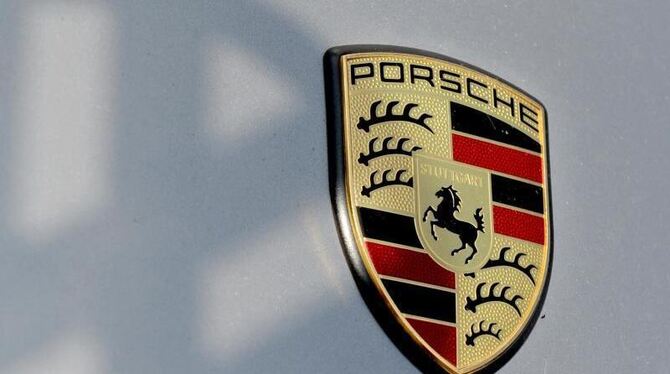 Der Schatten eines VW-Logos auf die Kühlerhaube eines Porsche. Foto: Franziska Kraufmann