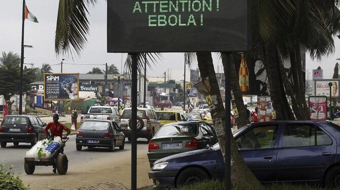 Ein Schild an einer Straße in der Hauptstadt der Elfenbeinküste warnt vor Ebola. Foto: Legnan Koula